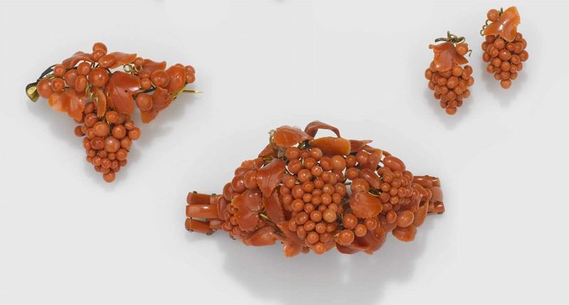 Parure composta da spilla, orecchini e bracciale in corallo mediterraneo uva e pampini  - Asta Jewels - II - Cambi Casa d'Aste