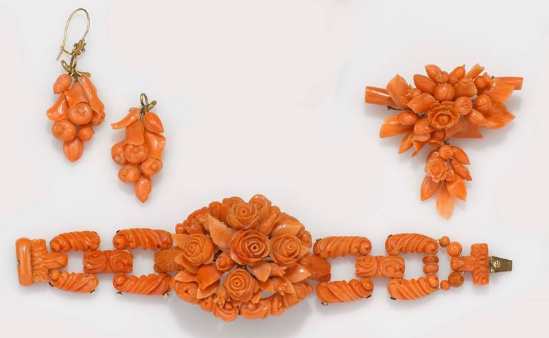 Parure composta da bracciale spilla ed orecchini in corallo aranciato rose e frutti  - Asta Jewels - II - Cambi Casa d'Aste