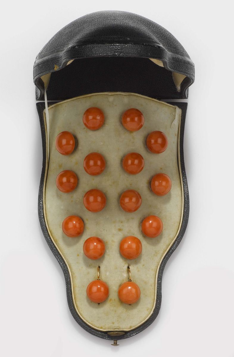 A set of coral studs and a pair of earrings  - Auction Fine Jewels - II - Cambi Casa d'Aste