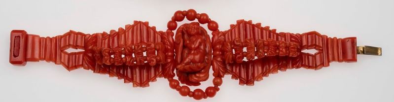 A carved coral bracelet  - Auction Jewels - II - Cambi Casa d'Aste