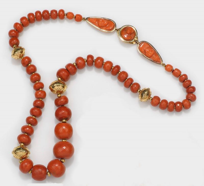 A carved coral and gold necklace  - Auction Fine Jewels - II - Cambi Casa d'Aste