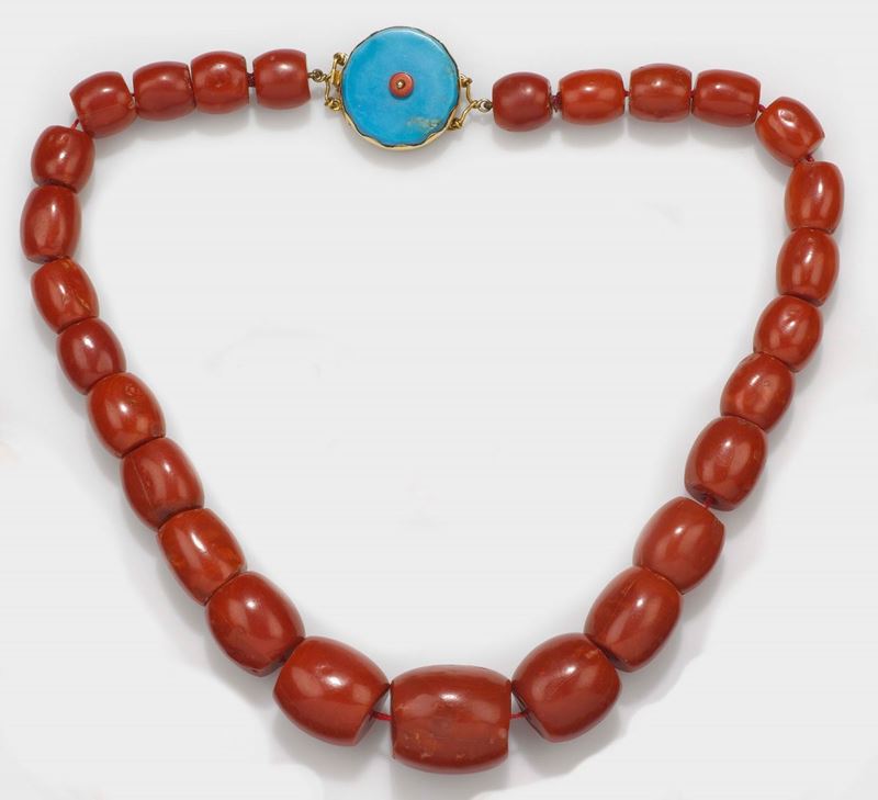 A coral bead necklace. A tourquoise clasp  - Auction Fine Jewels - II - Cambi Casa d'Aste