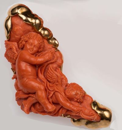 Spilla con Grande Corallo Aranciato Inciso con Due Puttini