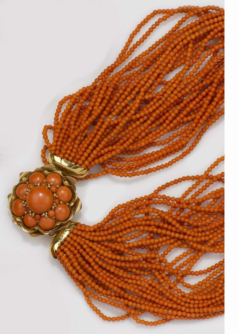 Collana in corallo aranciato 30 fili e fermezza a forma di fiore  - Asta Fine Jewels - II - Cambi Casa d'Aste