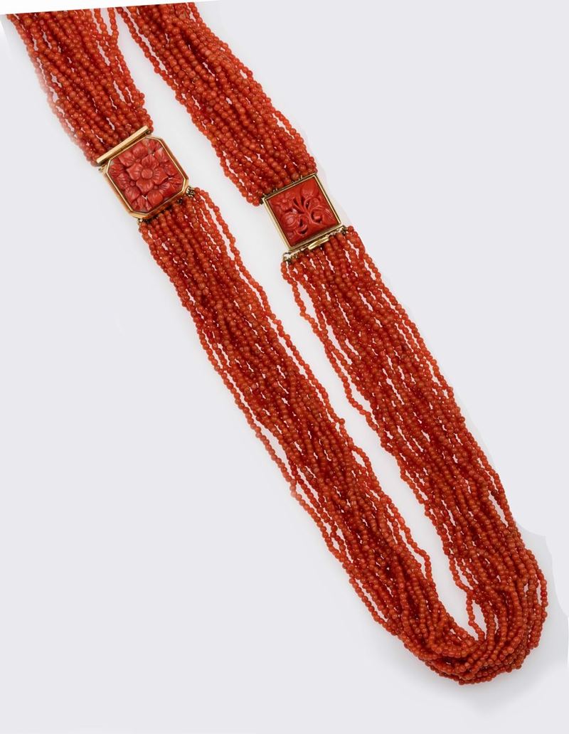 A multi-strand coral necklace with a two carved coral clasp  - Auction Fine Jewels - II - Cambi Casa d'Aste