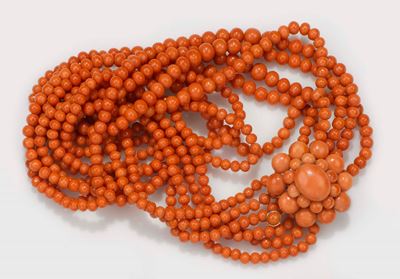Collana Composta da Sei Fili in Corallo Mediterraneo e Fermezza Ricavata da una Spilla del XIX Se...