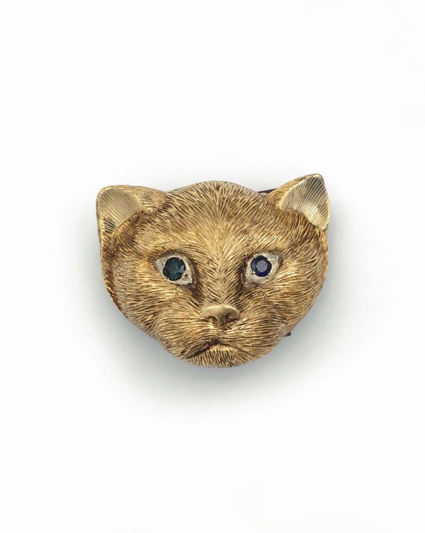A gold cat pillbox with sapphires. Mounted in yellow gold 750/1000