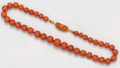Collana in Corallo Mediterraneo con Medusa e Due Cornucopie Incise sulla Fermezza