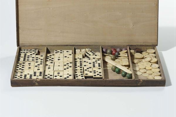 Insieme di giochi da tavolo (dama, biglie, dadi) dal XVI secolo in poi