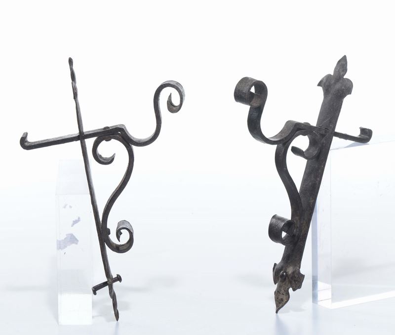 Coppia di porta festoni in ferro, Toscana XVII secolo  - Asta Arredi dalle dimore degli eredi Ercole Marelli e altre provenienze - Cambi Casa d'Aste