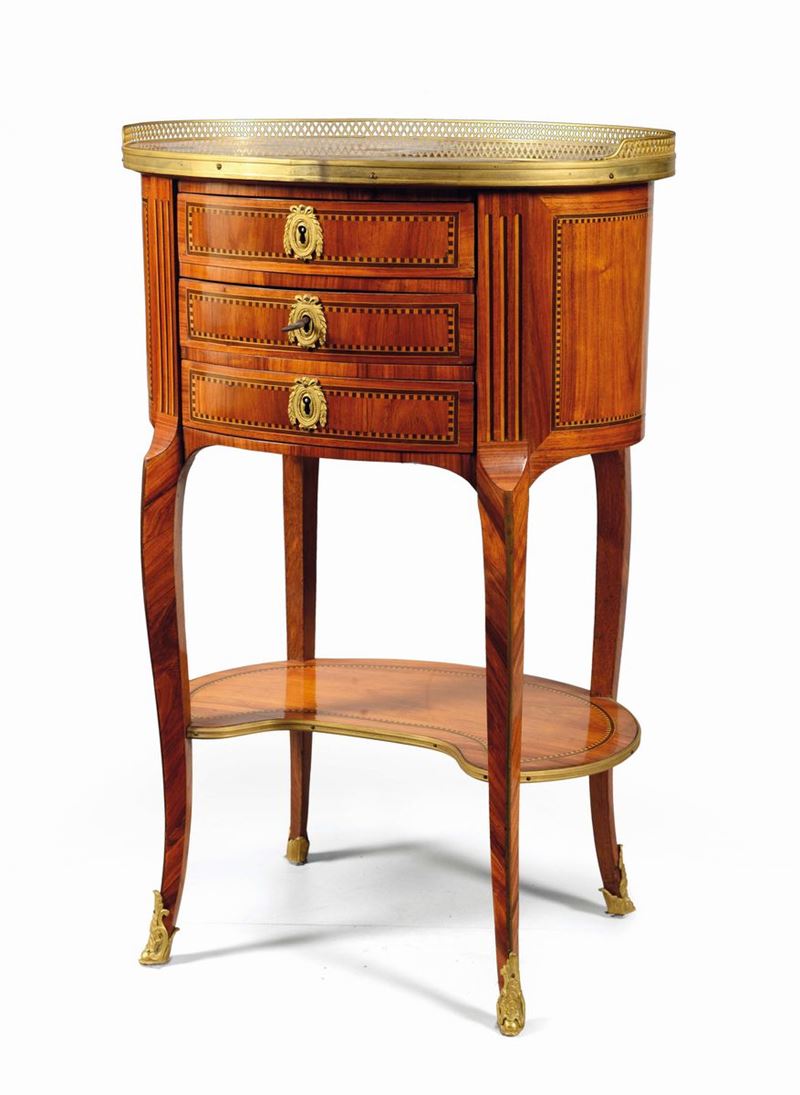 Tavolino ovale di epoca Transizione a tre cassetti, Francia, seconda metà XVIII secolo  - Asta Mario Panzano Antiquario - Cambi Casa d'Aste