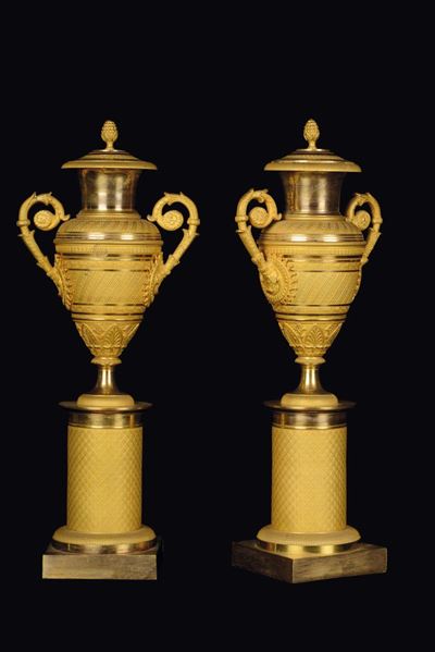 Coppia di Cassolettes Ad Anfora in Bronzo Dorato di Epoca Impero, Francia Inizio XIX Secolo