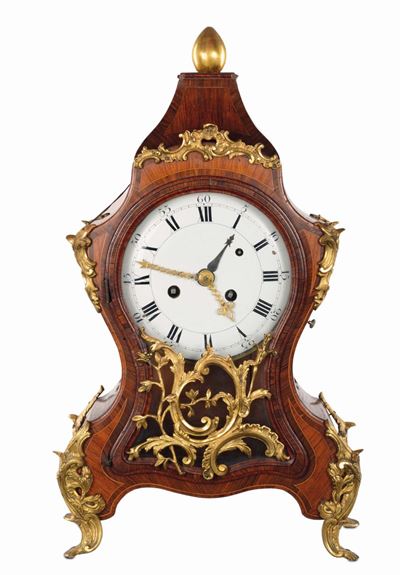Orologio da Tavolo Luigi XV con Cassa Sagomata Lastronata in Palissandro e Bois De Rose, Roma, Se...