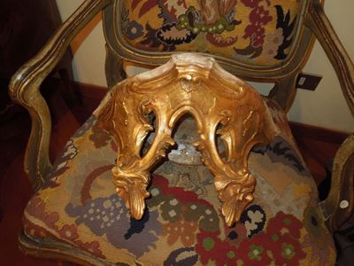 Coppia di Piccole Mensole Sagomate Pensili in Legno Intagliato e Dorato, Veneto, Metà XVIII Secol...