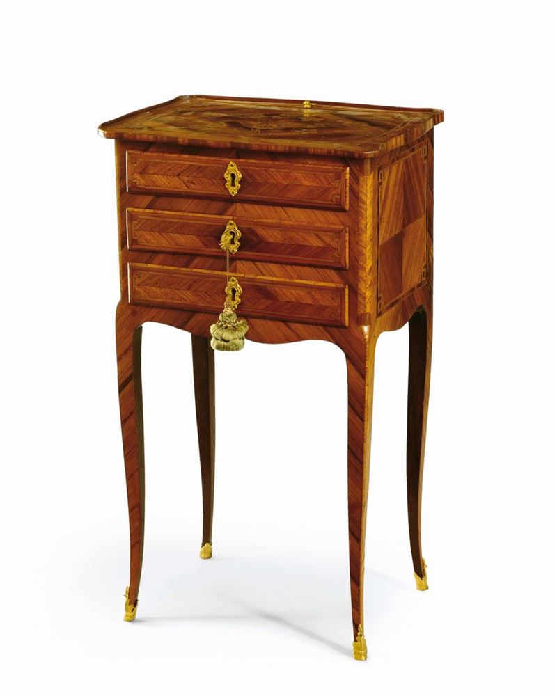 A small bois de rose veneered three-drawer table, Transition period, with various woods threads, late 18th century  - Auction Mario Panzano, Antique Dealer in Genoa - Cambi Casa d'Aste