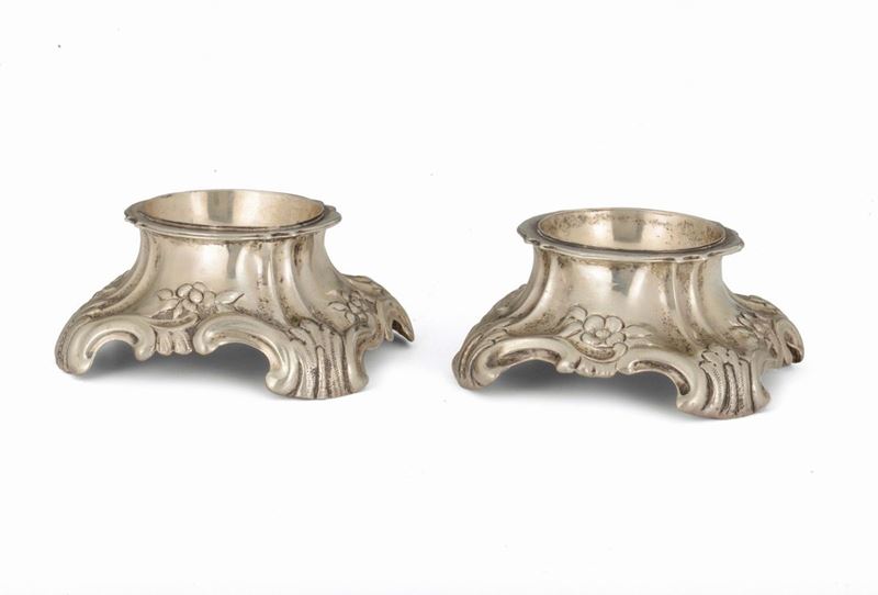 A pair of Louis XV embossed silver saltcellars, Turin, late 18th century, Giovanni Battista Carron marks (active from 1753 to 1778)  - Auction Mario Panzano, Antique Dealer in Genoa - Cambi Casa d'Aste