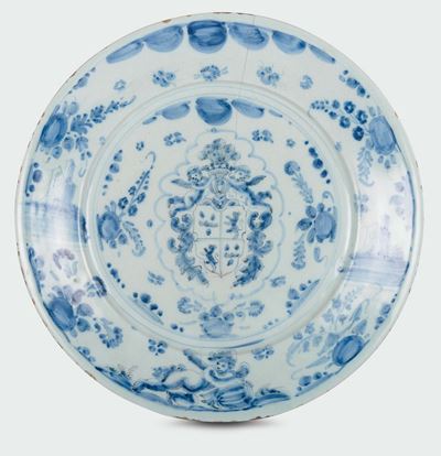 Piatto in Maiolica Bianca e Blu con Decoro “a Tappezzeria”, Marca Lanterna, Manifattura Grosso di...