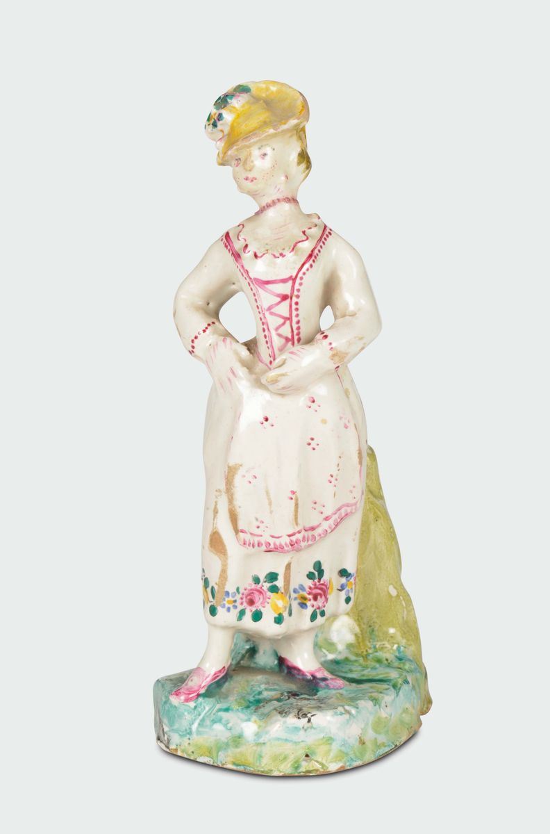 Statuina in maiolica policroma raffigurante signora elegante con vestito a fiori, manifattura di Giacomo Boselli, Savona, 1780-90 circa  - Asta Mario Panzano Antiquario - Cambi Casa d'Aste