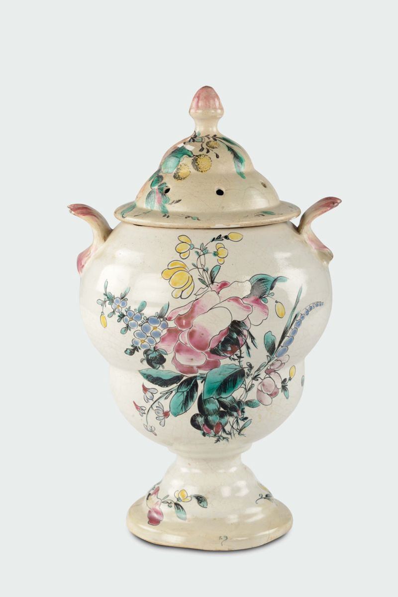 Vaso profumiere in maiolica policroma con decoro “alla rosa”, manifattura di Giacomo Boselli, Savona, 1780 circa  - Asta Mario Panzano Antiquario - Cambi Casa d'Aste