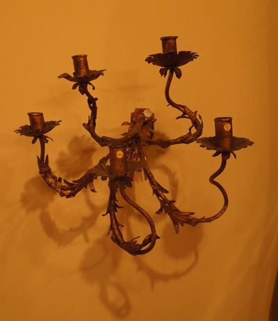 Coppia di Appliques in Ferro e Lamierino Dorato a Cinque Luci con Bracci Ritorti, Nord Italia, Me...