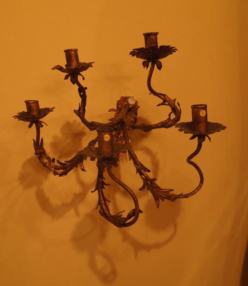 A pair of iron and gilt plate appliques with five lights, North Italy, mid-18th century  - Auction Mario Panzano, Antique Dealer in Genoa - Cambi Casa d'Aste