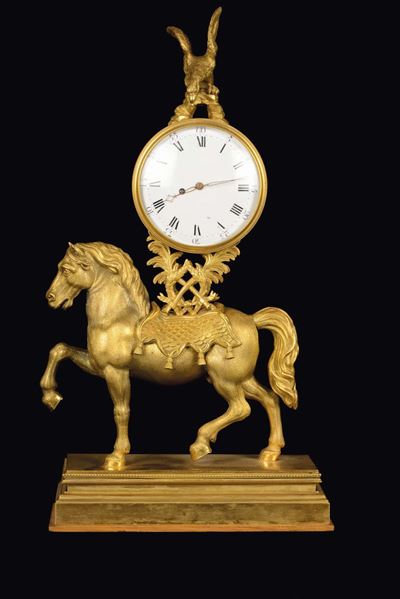 Orologio da Tavolo in Bronzo Dorato con Cavallo al Passo su Piedestallo Architettonico, Inizi XIX...