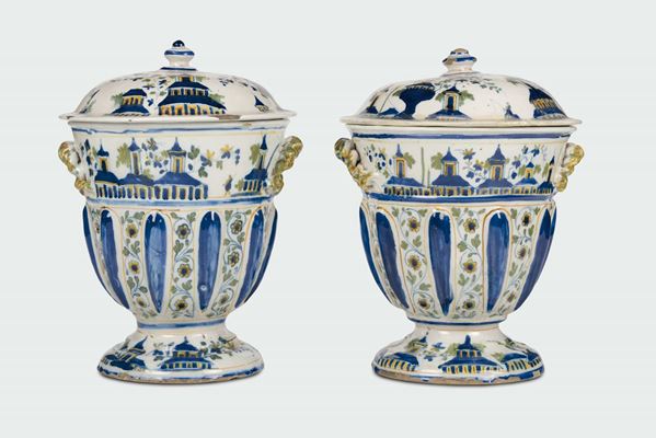 Coppia di vasi a calice con coperchio in maiolica policroma, manifattura Chiodo, Savona, seconda metà XVIII secolo