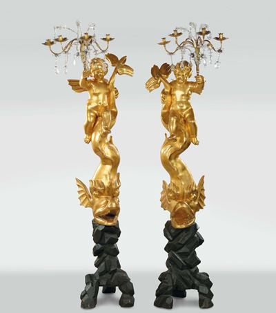Coppia di Torciere in Legno Dorato Scolpite a Forma di Delfino Sormontati da Putti Reggitorcia, G...