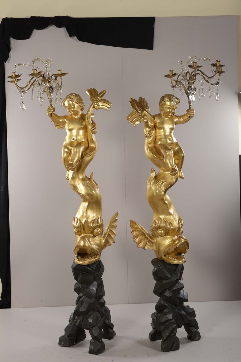 Coppia di Torciere in Legno Dorato Scolpite a Forma di Delfino Sormontati da Putti Reggitorcia, G...