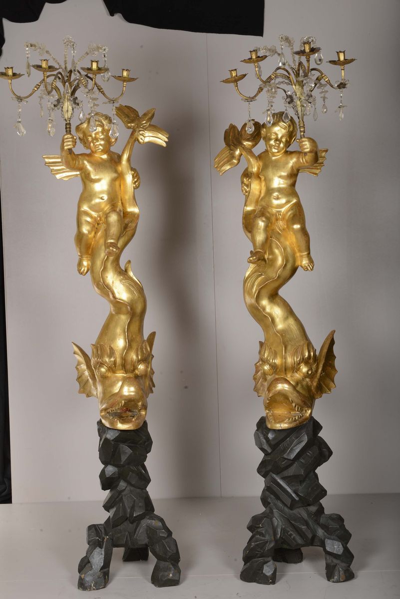 Coppia di Torciere in Legno Dorato Scolpite a Forma di Delfino Sormontati da Putti Reggitorcia, G...