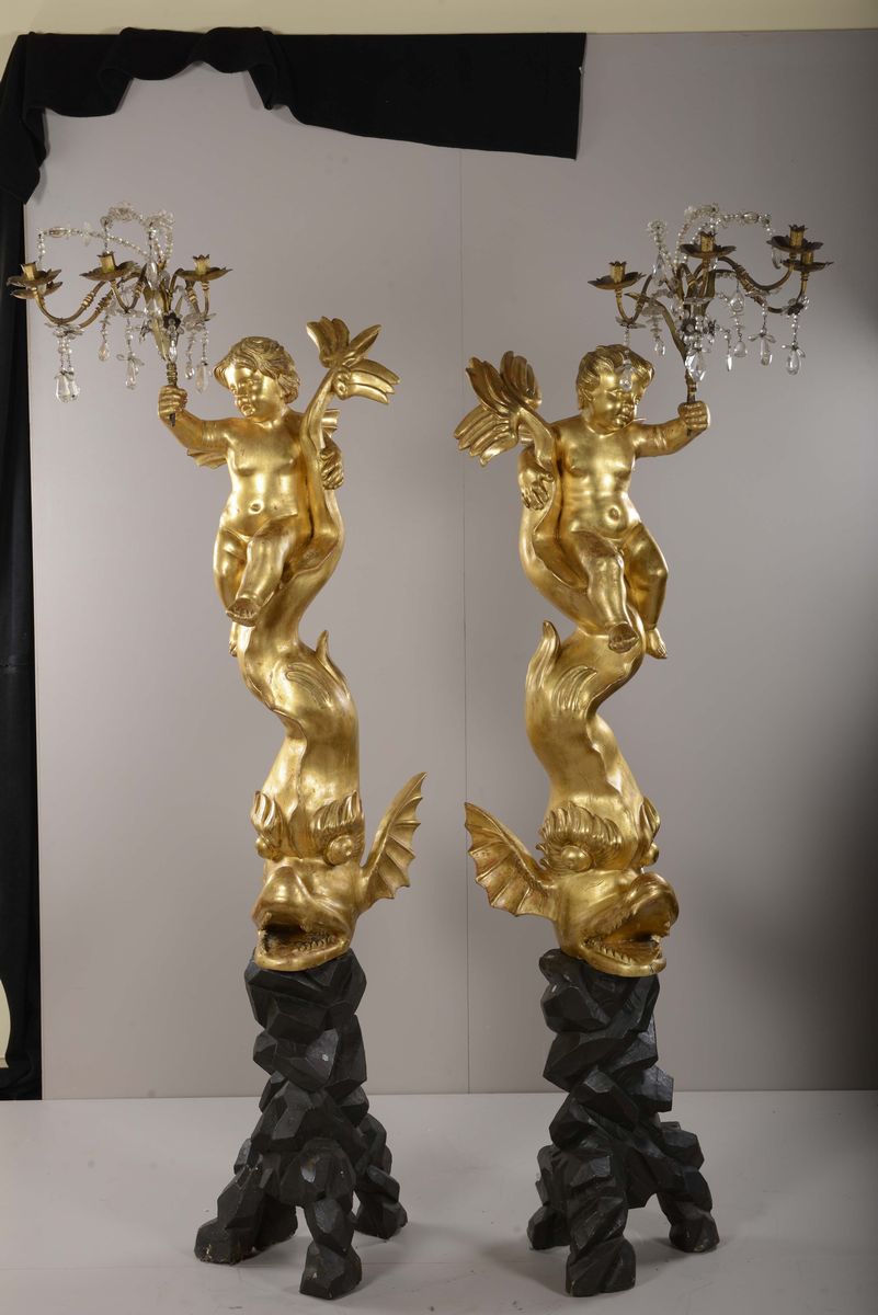 Coppia di Torciere in Legno Dorato Scolpite a Forma di Delfino Sormontati da Putti Reggitorcia, G...