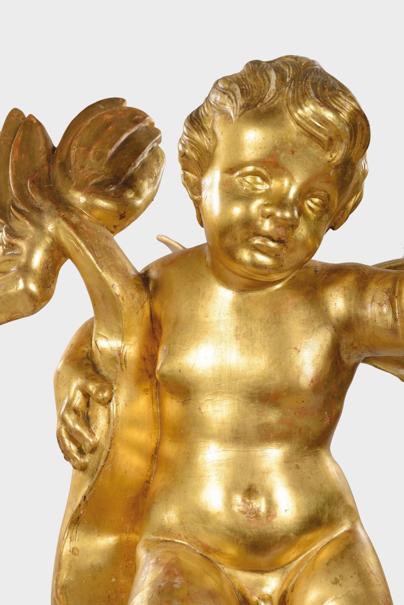 Coppia di Torciere in Legno Dorato Scolpite a Forma di Delfino Sormontati da Putti Reggitorcia, G...