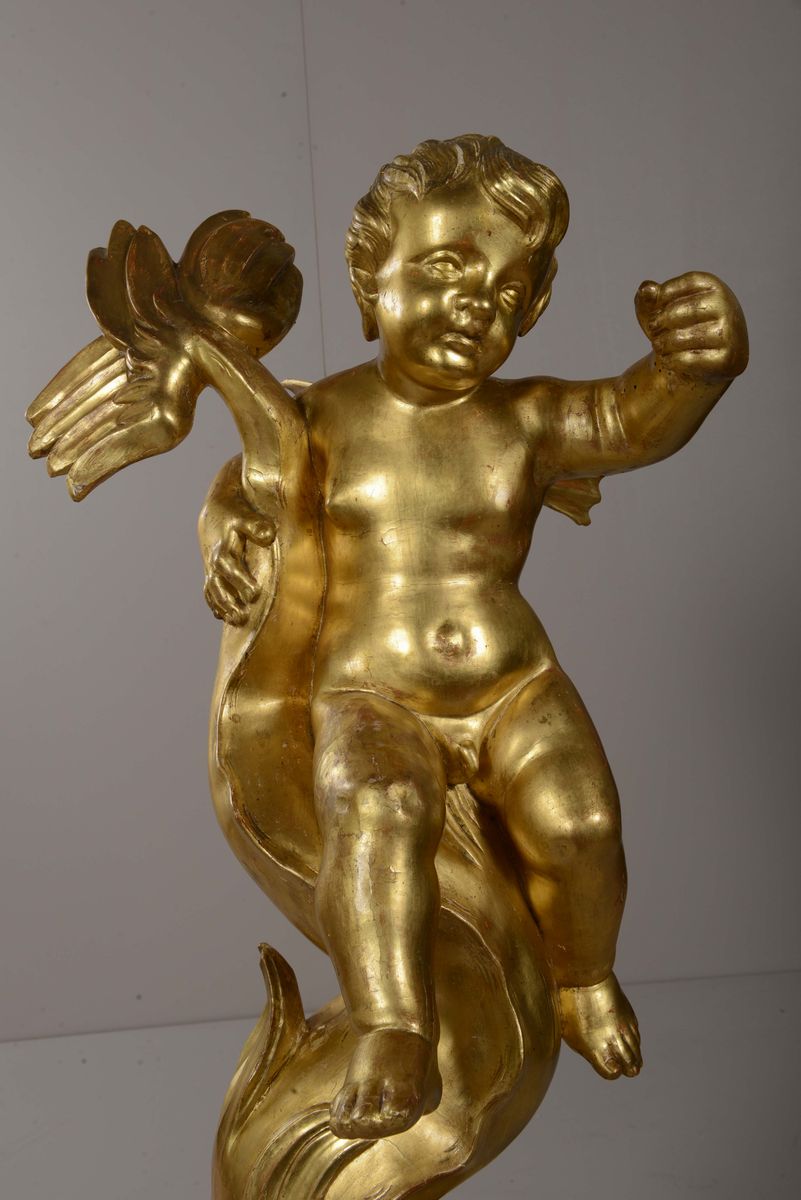 Coppia di Torciere in Legno Dorato Scolpite a Forma di Delfino Sormontati da Putti Reggitorcia, G...