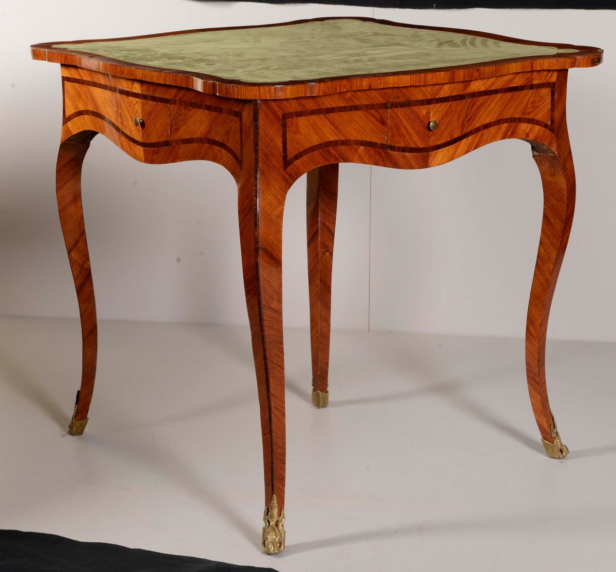 Tavolino da Gioco Triangolare Luigi XV Lastronato in Bois De Rose con Filettature in Violetto, Ge...