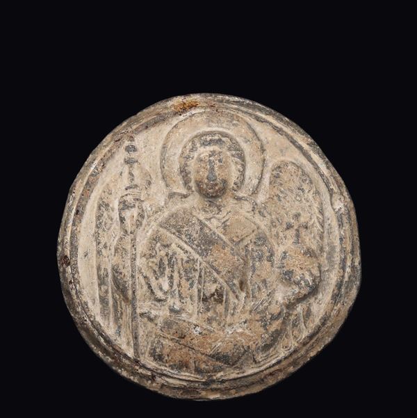 Medaglione in bronzo fuso e cesellati raffigurante Arcangelo. Arte alto medievale del XI-XII secolo