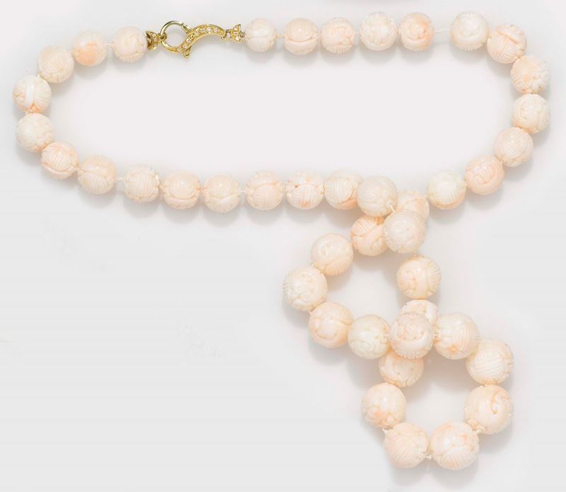 Collana in corallo rosa inciso  - Asta Fine Jewels - II - Cambi Casa d'Aste