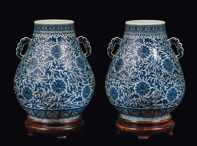 Coppia di Vasi a Doppia Ansa in Porcellana Bianca e Blu a Decoro Floreale, Cina, Dinastia Qing, X...
