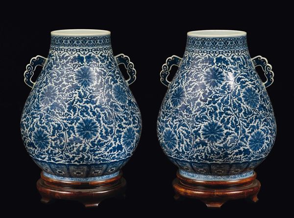 Coppia di vasi a doppia ansa in porcellana bianca e blu a decoro floreale, Cina, Dinastia Qing, XIX secolo
