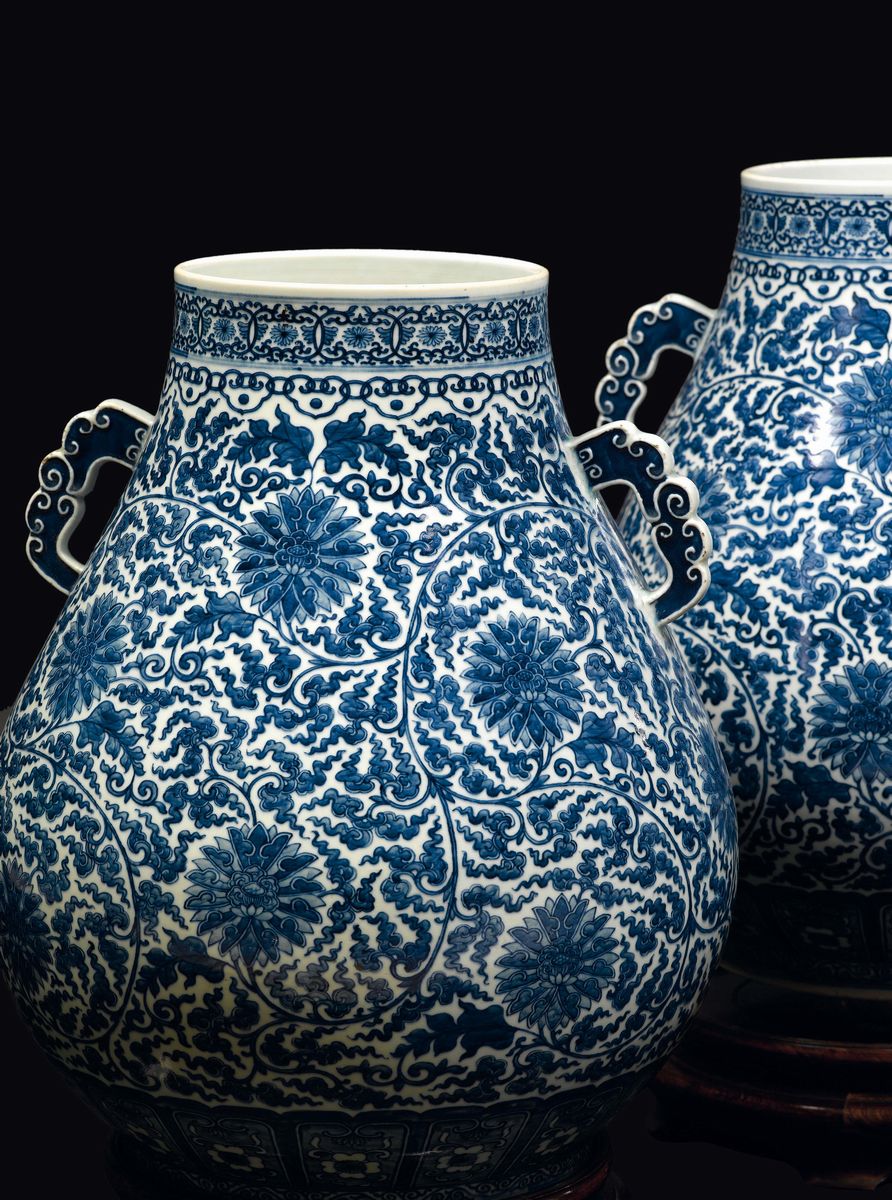 Coppia di Vasi a Doppia Ansa in Porcellana Bianca e Blu a Decoro Floreale, Cina, Dinastia Qing, X...