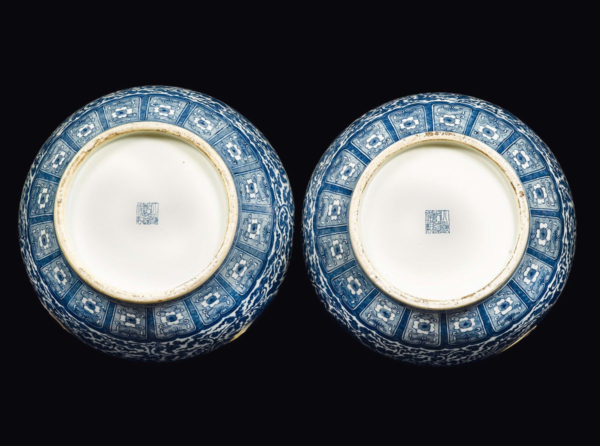 Coppia di Vasi a Doppia Ansa in Porcellana Bianca e Blu a Decoro Floreale, Cina, Dinastia Qing, X...
