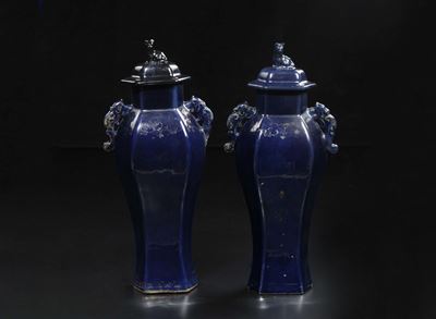 Coppia di Vasi a Balaustro con Coperchio a Fondo Blu con Decorazioni Oro a Freddo, Cina, Dinastia...