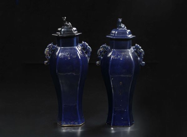A pair of monochrome blue porcelain vase and cover with gilt decorations, China, Qing Dynasty, late 18th century