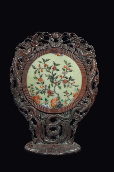 Paravento da Tavolo Formato da Placca in Giada Bianca con Innesti di Pietre Dure e Cornice in Leg...