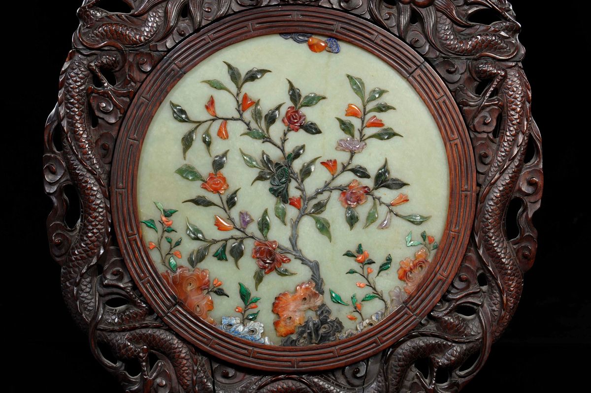 Paravento da Tavolo Formato da Placca in Giada Bianca con Innesti di Pietre Dure e Cornice in Leg...