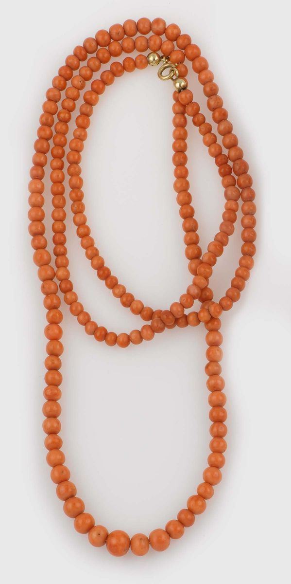 A graduated coral beads necklace  - Auction Vintage, Jewels and Bijoux - Cambi Casa d'Aste