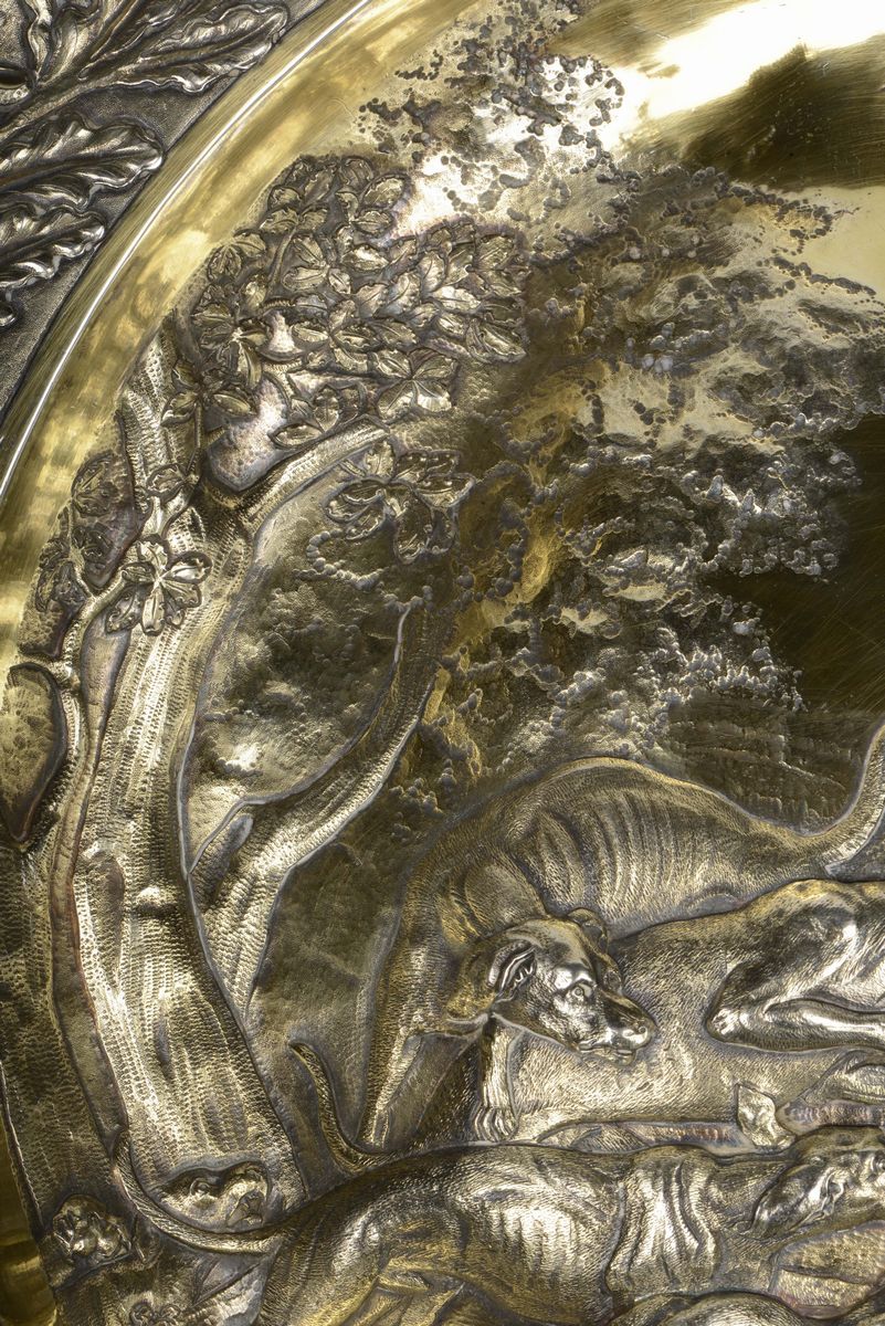 Piatto da Parata in Argento Fuso, Sbalzato, Cesellato e Dorato, Punzoni della Città di Londra per...
