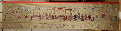 Scroll in Seta Ricamata Raffigurante Personaggi, Cina, XX Secolo