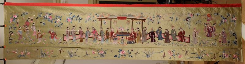 Scroll in seta ricamata raffigurante personaggi, Cina, XX secolo  - Asta Chinese Works of Art - Cambi Casa d'Aste