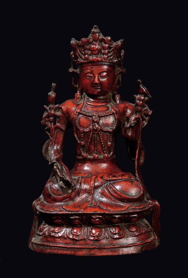 Figura di Bodhisatteva seduta su doppio fiore di loto in bronzo a smalto rosso, Cina, Dinastia Ming, XVII secolo