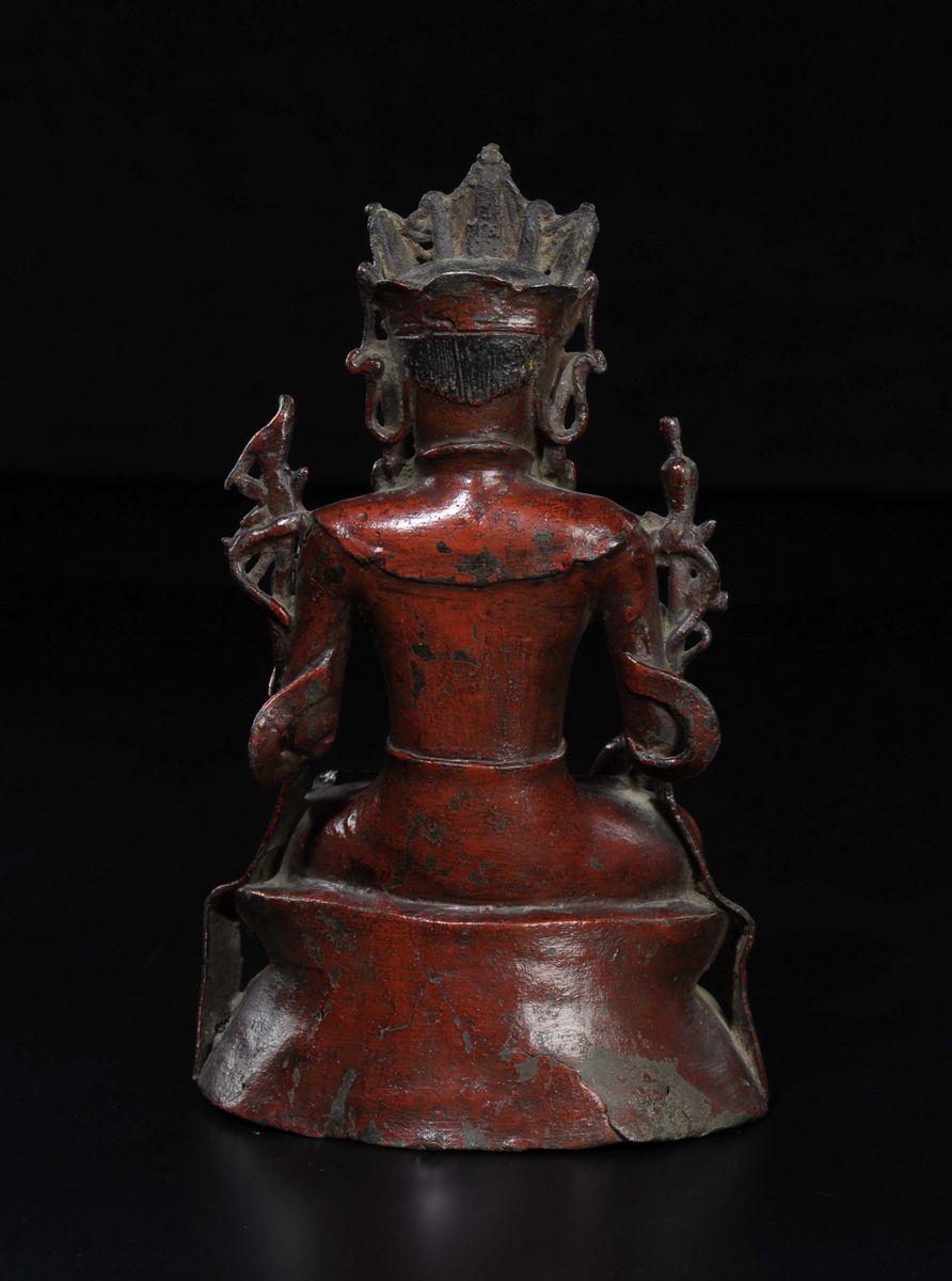 Figura di Bodhisatteva Seduta su Doppio Fiore di Loto in Bronzo a Smalto Rosso, Cina, Dinastia Mi...